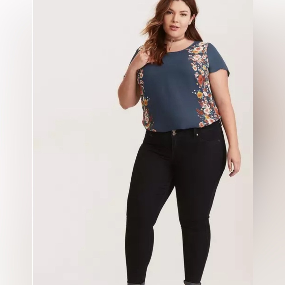 ❤️6 items for $25 sale!!❤️ Torrid Floral Print Knit To Woven Top EUC